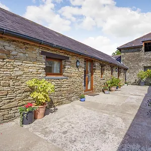 Holiday home The Dairy, Llanmorlais